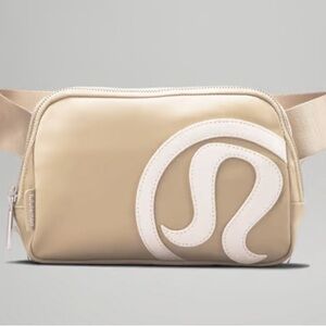 Lululemon Everywhere Belt Bag 1L - Logo, Trench/White Opal